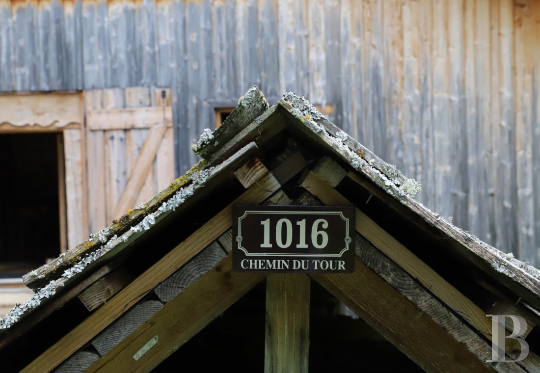 En Haute-Savoie, non loin de Morzine, une grange chalet traditionnelle en plein alpage - photo  n°40